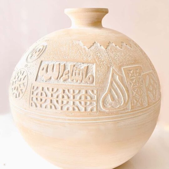 Large cream and white pottery Arabian pottery Bahrain Pottery