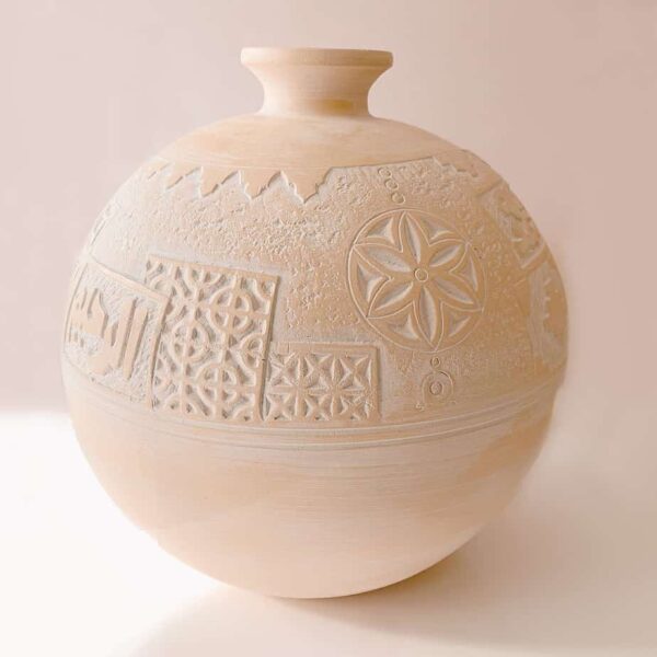 Cream and White large round pot Bahraini pottery Delmon Pottery