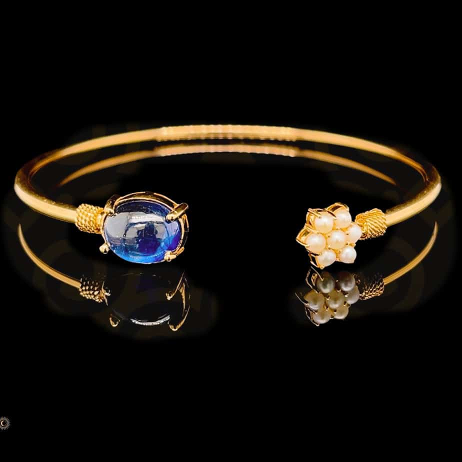 Bracelet with Sapphire and pearls made in gold.