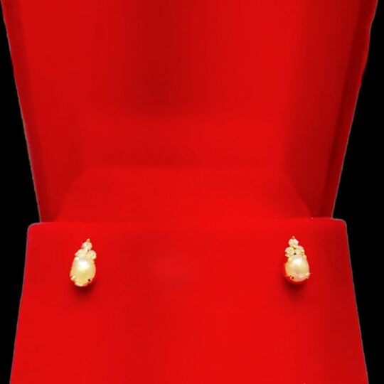 Stud Earrings with Diamonds and Pearls, the pearls are from Bahrain