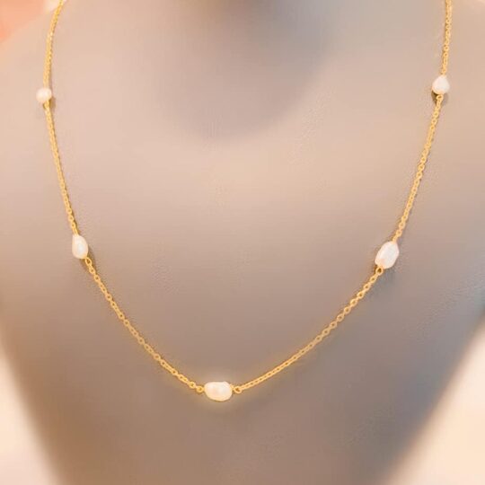 Gold and pearl necklace with Bahrain pearls has a combination of pearls and gold