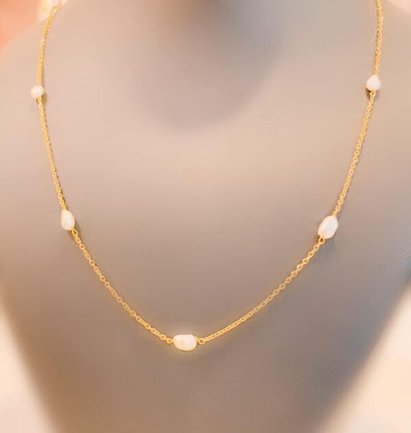 Gold and pearl necklace with Bahrain pearls has a combination of pearls and gold