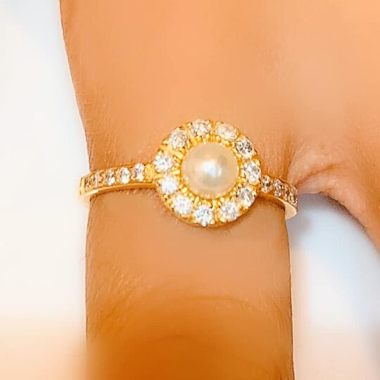 Diamond & pearl ring made with 18K gold