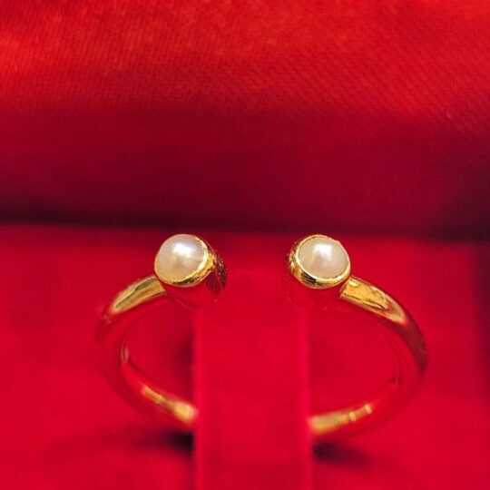 Gold and pearl ring with double pearls and made in 18K gold