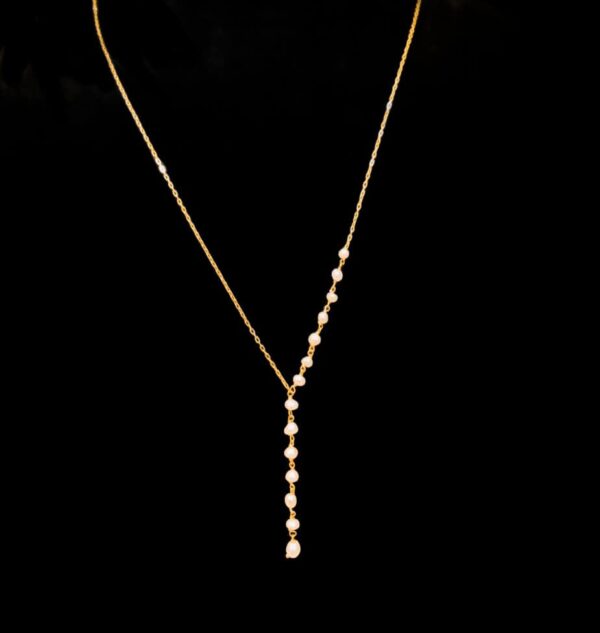 Gold chain necklace, contains Bahraini Pearls. The necklace has a pearl droplet.