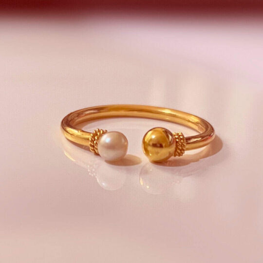 Modern gold and pearl ring contains a single pearl from Bahrain