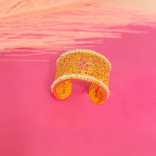 Lace work gold ring with Filigree work the top and bottom of the ring contains pearls