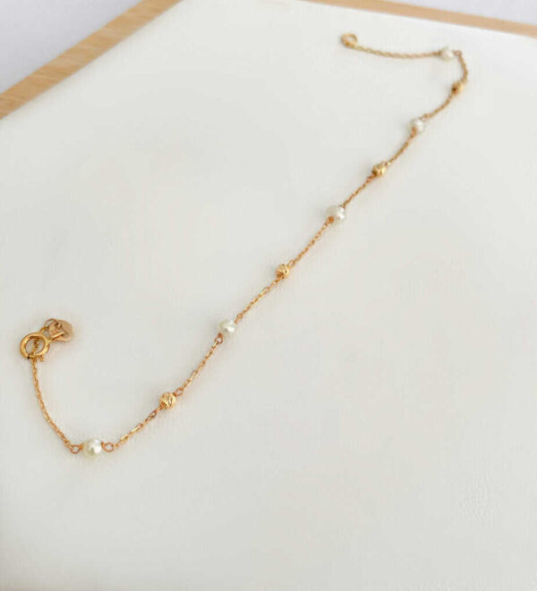 Gold chain necklace with white pearls, perfect for elegant and formal occasions, crafted with high-quality materials for a sophisticated look.