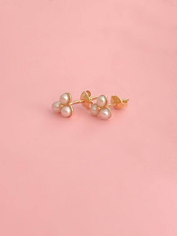 Minimalist pearl stud earrings made in 18K Gold