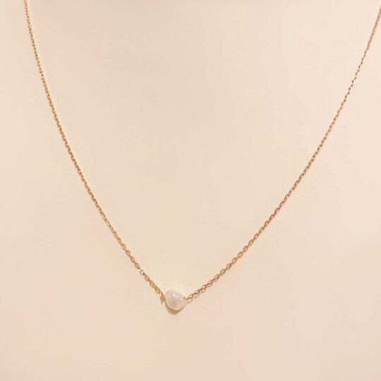 gold necklace containing a single genuine pearl from Bahrain