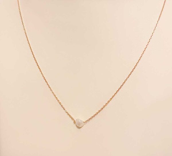 Delicate gold chain necklace featuring a heart-shaped pearl pendant, perfect for elegant and romantic occasions. Crafted with high-quality materials, ideal for gifting or personal style.