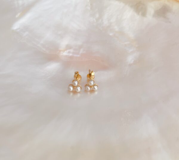 Pearl Stud Earrings with natural pearls from Bahrain made with 18K Gold.