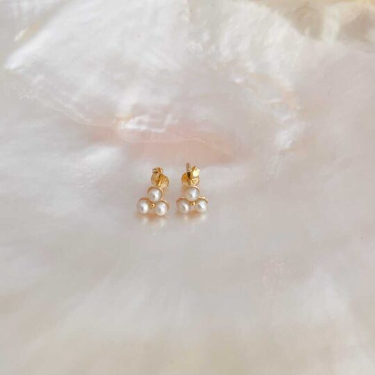 Pearl Stud Earrings with natural pearls from Bahrain made with 18K Gold.