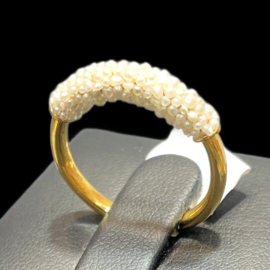 Pearl decorated gold ring for women, elegant jewellery accessory for special occasions or everyday wear. Perfect gift for loved ones, showcasing fine craftsmanship and luxury style.