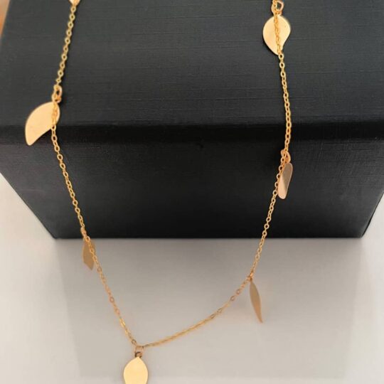 Gold leaf necklace, elegant gold leaf charm chain jewellery for women, stylish gold chain with leaf pendants for ladies, high-quality gold plated leaf necklace for fashion accessories, relevance: highly relevant for jewelry and fashion keywords.