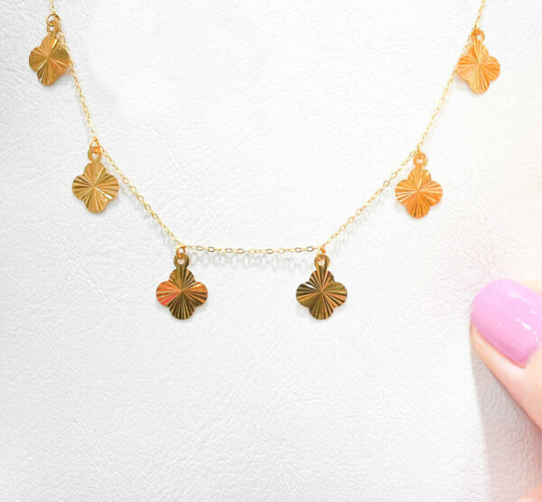 Delicate gold flower necklace, perfect for women’s jewellery and accessories, stylish everyday or special occasion piece.