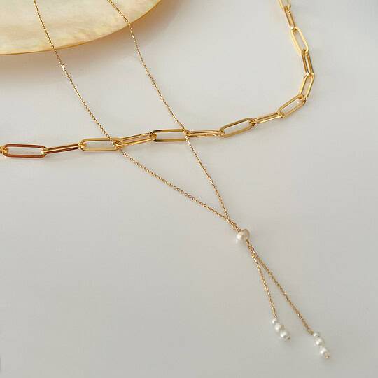 Shiny gold chain necklace with pearl pendant, stylish jewellery for women, elegant accessory, fine craftsmanship, perfect for everyday wear or special occasions. The necklace has 7 natural pearls from Bahrain