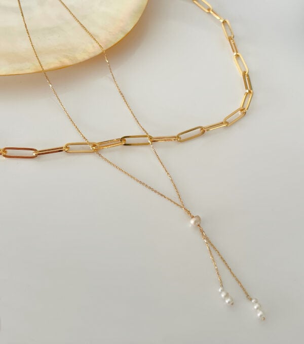 Shiny gold chain necklace with pearl pendant, stylish jewellery for women, elegant accessory, fine craftsmanship, perfect for everyday wear or special occasions. The necklace has 7 natural pearls from Bahrain