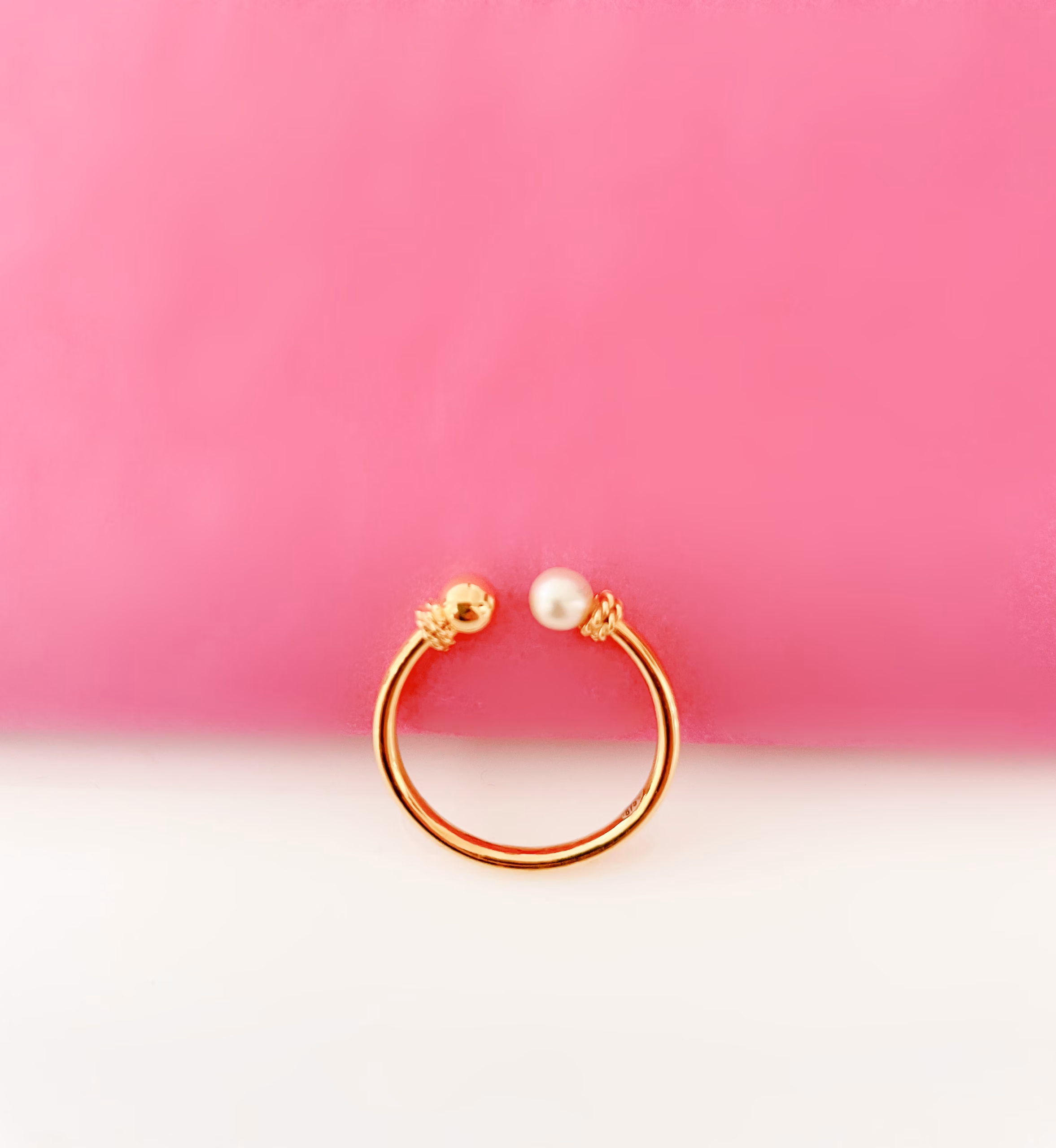 gold with with one Bahraini pearl