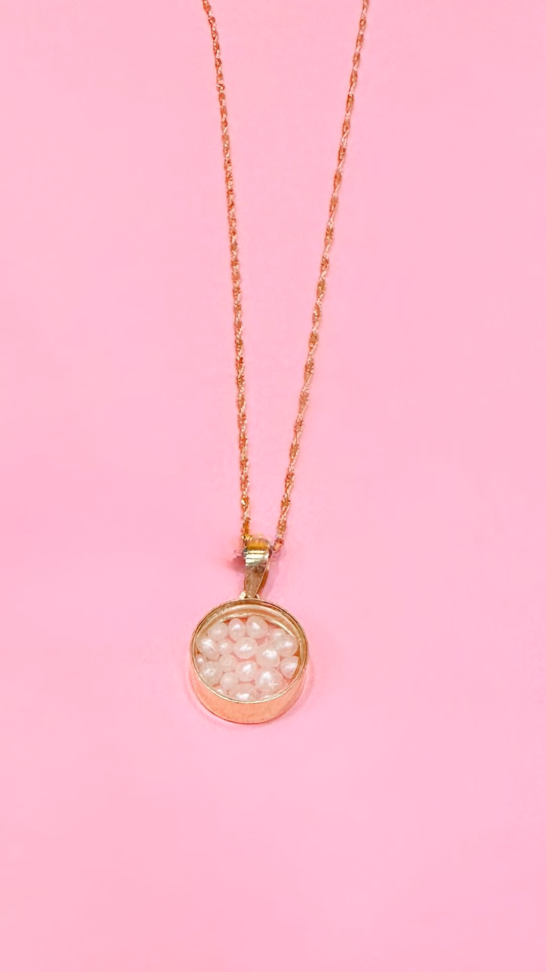 Gold pendant with natural pearls from Bahrain